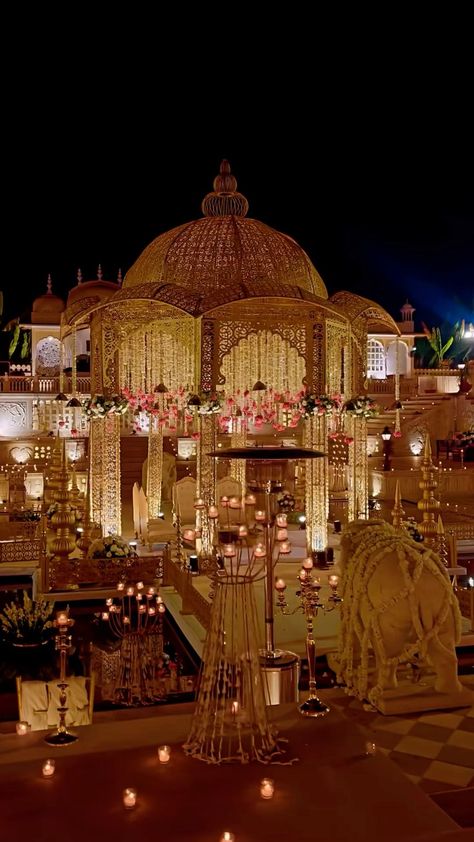 Grand Mandap Decor, Royal Mandap Decoration, Night Mandap Decor, Shadi Mandap Decoration, Hindu Wedding Decorations Indian Theme, Indian Wedding Venue Decorations, Royal Indian Wedding Decor, Wedding Venue Indian, Mandap Decor Indian