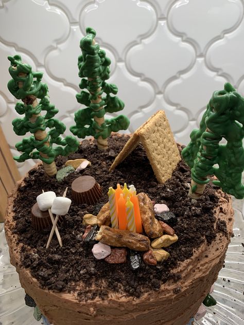 Camp Fire Cakes, Happy Camper Smash Cake Diy, Camping Cake Decorating Ideas, Camping Dessert Table, Outdoors Cake For Men, Camping Party Desserts, Campfire Smash Cake, Birthday Cake Camping Theme, Camping Themed Smash Cake