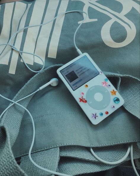 #ipod #totebagaesthetic #barnesandnoble #totebaggirlie #tiktok #twilightfilter #2000saesthetic Old Ipod Aesthetic, Good Music Aesthetic, Ipod Nano Aesthetic, Ipod Touch Aesthetic, 2000s Ipod Aesthetic, Ipod Classic Aesthetic, Ipod Aesthetics, Ipod Aesthetic, Electronics Aesthetic