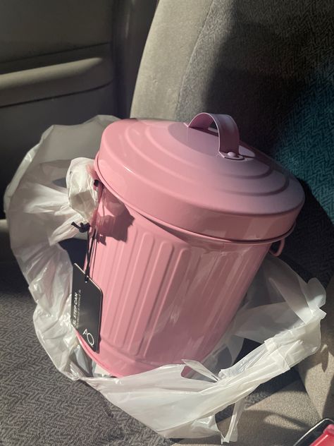 Coquette Trash Can, Cute Trash Can Bedroom, Trash Can Aesthetic, Aesthetic Trash Can, Pink Trash Can, Cute Trash Can, Room Trash Can, Trash Can Bathroom, First Apartment Essentials