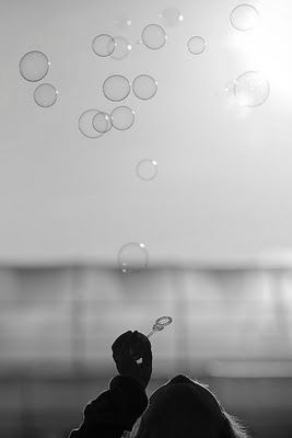 * Charcoal Drawings, Bubble Balloons, Blowing Bubbles, Soap Bubbles, Foto Art, Jolie Photo, Simple Pleasures, Beautiful Photography, Urban Art