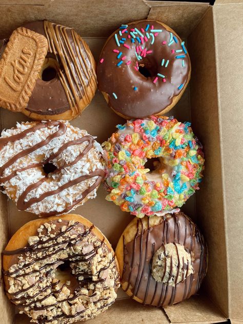 Colorful Donuts, Chocolate Crunch, Colorful Aesthetic, Delicious Donuts, Dessert Pictures, Sweet Snacks Recipes, Mini Donuts, Food Drinks Dessert, Delicious Snacks Recipes