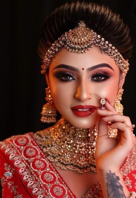 Bride Makeup Poses Photography, Bridal Makeup Shoot Poses, Bridal Makeup Poses, Beauty Parlour Poster, Dulhan Closeup, Model Expressions, Closeup Poses, Shadi Photo, Bride Closeup