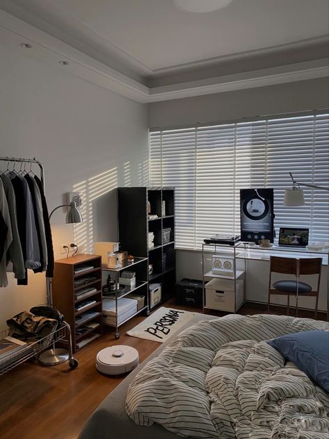 bedroom decor interior Man Room, Beds On Floor Ideas, Men’s Bedroom, Room Ideas For Men Bedroom, Mens Room Decor, Mens Bedroom Decor, Chill Room, Room Redesign, Mens Bedroom