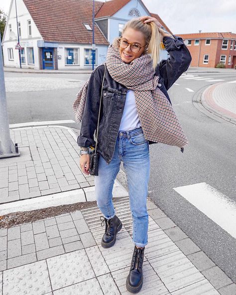 MY ALL TIME FAVOURITES - MOM JEANS.DRMARTENS SINCLAIR .OVERSIZE DENIM JACKET & BIG SCARF.|Anzeige| Ich wünsche Euch einen tollen Mittwoch 💙… Dr Martin Leona Boot Outfit, Vegan Doc Martens Outfit, Doc Martens Mom Jeans Outfit, Dr Martins Outfits Women Winter, Dr Martens Sinclair Boots Outfit, Doc Martin Boots Women Outfit, Doc Marten Leona Boot Outfit, Dr Martens Outfit Women Over 40, Dr Martens Plateau Outfit