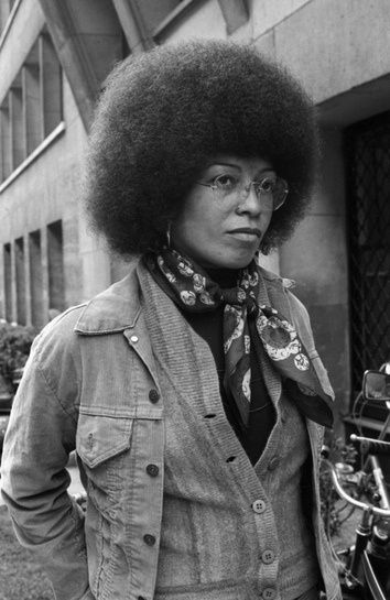 Angela Davis c. 1975 - Imgur Black Panthers Movement, Stylish Black Women, Look 80s, Angela Davis, Black Panther Party, Black Panthers, Vintage Black Glamour, African American Women, African American History