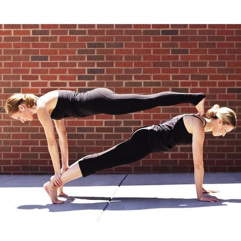 7 Yoga Poses for Two People (Partners, Besties and More) Two People Yoga Poses, Couple Yoga, Hata Yoga, Acro Yoga Poses, Couples Yoga Poses, Photo Yoga, Yoga Challenge Poses, Yoga Poses Photography, Partner Yoga Poses