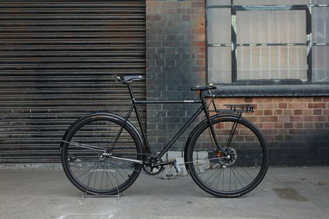 After a successful trip to the USA, where he won the Best Custom CX at NAHBS 2017, Tom Donhou has returned to the UK and is getting back into the swing of things with a spellbinding Midnight Green Modern Porteur, built for a local photographer. Granted, the Midnight Green paintwork — applied by Tom himself… Urban Bicycle, Steel Bicycle, Velo Vintage, Urban Bike, Bicycle Maintenance, Custom Bicycle, Commuter Bike, Cool Bicycles, Gravel Bike