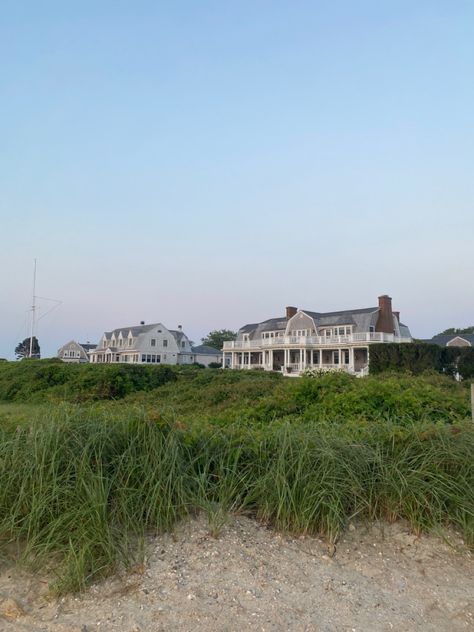 Beach House Cape Cod, Marthas Vineyard Houses, Cape Cod Summer House, Maine Beach House Aesthetic, Martha’s Vineyard Houses, Martha's Vineyard House, Massachusetts Beach House, Cape Cod House Aesthetic, Cape Cod Aesthetic House