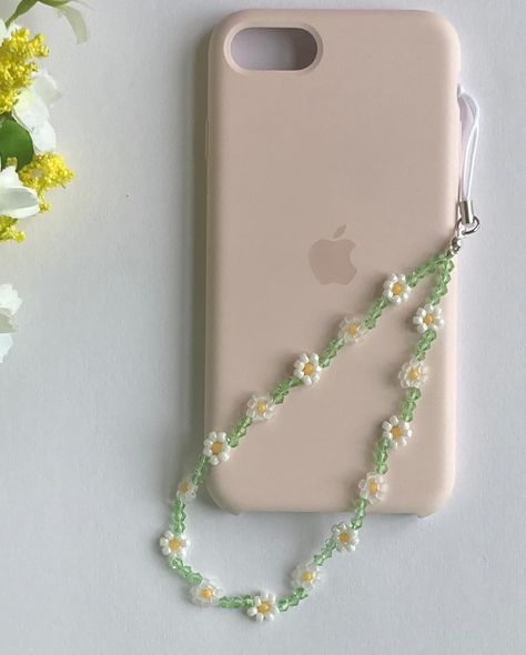 Daisy Phone strap 🌼 #phonebeads #beadedphonestrap #beadedflower Seed Bead Phone Charm Ideas, Iphone Phone Charm, Iphone Charm Strap, Diy Phone Lanyard, Phone Chains Beads, How To Make Phone Charms, Phone Strap Ideas, Phone Holder Beads, Phone Straps Beads Ideas