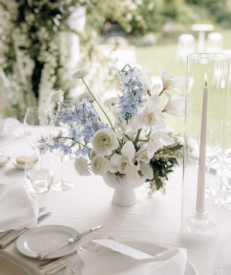 Blue Wedding Flower Arrangements, Green Hydrangea Wedding, Wedding Tablescapes Round, Classic Wedding Flowers, Blue Green Wedding, White Floral Centerpieces, Blue Centerpieces, White Wedding Theme, Gazebo Wedding