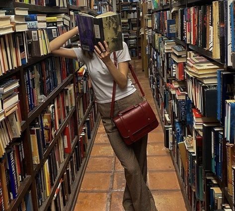 Book Store Date Outfit, Book Store Photos, History Books Aesthetic, History Girl Aesthetic, Reading The Secret History, Library Outfits, Librarian Core, Editor Aesthetic, Book Editor