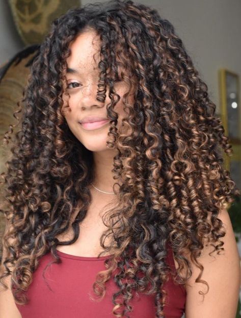 Layers For Curly Hair, Curly Layered Haircuts, Curly Hair Color Ideas, Curly Hair Color, Layered Curly Haircuts, Curly Highlights, Curl Types, Dark Curly Hair, Dyed Curly Hair