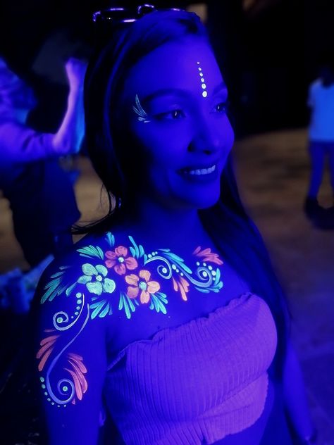 Glow Face Paint, Black Light Makeup, Party Tips And Tricks, Neon Pool Parties, Uv Face Paint, Neon Face Paint, Glow Theme Party, Uv Party, Uv Makeup