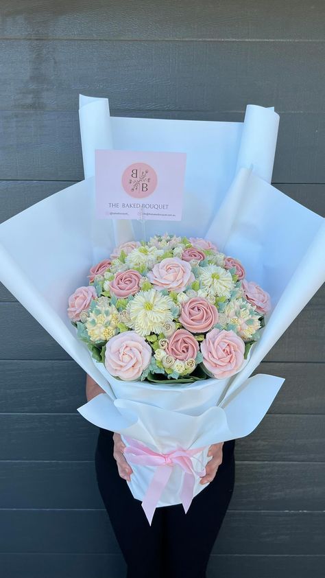 12 Cupcake Bouquet, Cupcake Floral Bouquet, Macaroon Bouquet, Flower Bouquet Cake Design, Floral Cupcake Bouquet, Bouquet Cake Ideas, Cupcakes Bouquet Ideas, Flower Cupcakes Bouquet, Cupcake Bouquet Diy