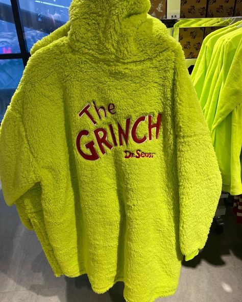 Grinch Outfit Ideas, Grinch Clothes, Grinch Outfit, Christmas Dreaming, Funny T Shirt Sayings, Christmas Props, Pajama Fashion, Desi Fashion Casual, Teen Life Hacks