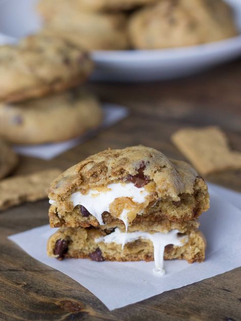 Marshmallow-Stuffed S'mores Cookies | Veggie and the Beast S Mores Cookies, Chewy Cookies, Smores Cookies, S'mores, Think Food, Snacks Für Party, Chewy Cookie, Yummy Sweets, Graham Cracker