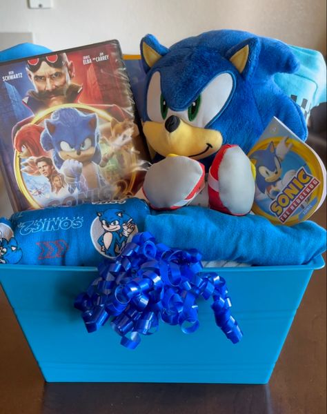 A perfect gift for a Sonic fan Sonic Gift Basket, Sonic Easter Basket, Valentine Love Quotes, Hedgehog Birthday, Son Bedroom, Hedgehog Gifts, Birthday Basket, Kawaii Crafts, Sonic Birthday