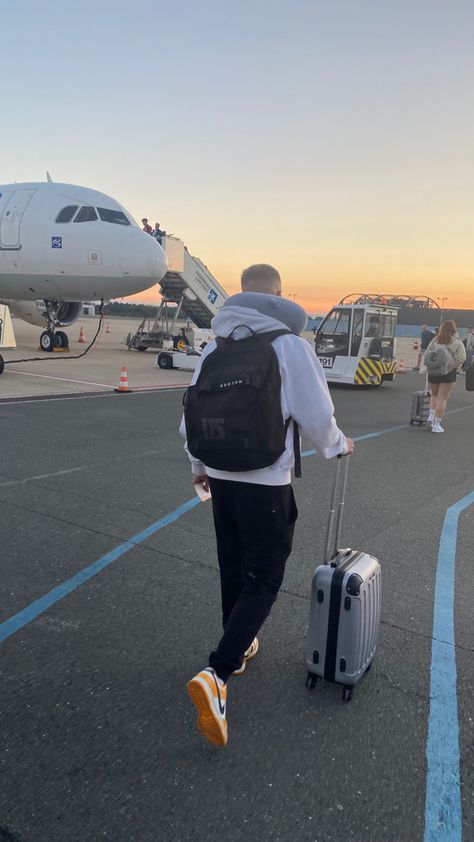 Airport Poses Instagram Men, Men Travel Poses, Airport Poses For Men, Plane Trip Outfit, Airport Outfit Men Travel Style, Airport Portrait, Mens Airport Outfit, Mens Airport Style, Airport Outfit Men