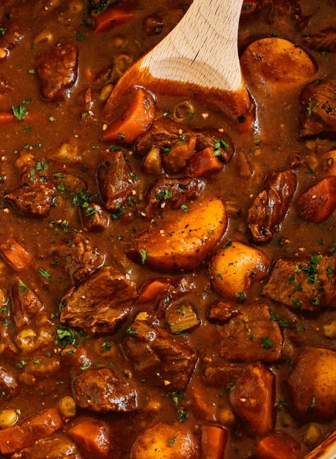 Classic Beef and Tomato Stew - Eat Yourself Skinny Essen, Tomato Based Beef Stew, Thick Beef Stew, Tomato Beef Stew, Beef Stew Stove Top, Tasty Beef Stew, Cozy Recipes, Tomato Stew, Beef Goulash