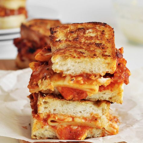 11 Absurdly Delicious Homemade Lasagna Recipes Lasagna Garlic Bread, Lasagna Grilled Cheese, Garlic Bread Grilled Cheese, Leftover Lasagna, Grilled Sandwich Recipe, Homemade Lasagna Recipes, Ultimate Grilled Cheese, Wraps Recipes, Lasagna Recipes