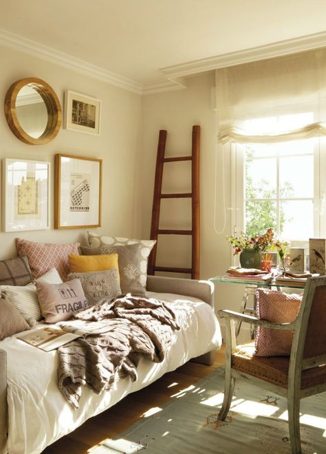 10 Tips For Great Small Guest Bedroom Ideas | Decoholic Small Guest Room Ideas, Bedroom And Office Combo Ideas, Small Bedroom Office, Small Guest Bedroom Ideas, Bedroom Office Combo, Guest Room Office Combo, Small Guest Rooms, Daybed Room, Guest Bedroom Ideas