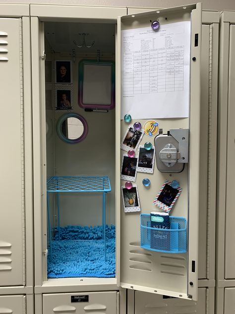 Highschool Locker Ideas Aesthetic, Middle School Locker Ideas Aesthetic, Lookers Ideas Lockers, Aesthetic Locker Ideas For School, School Locker Decorations Aesthetic, Work Locker Ideas, Small Locker Organization, Locker Ideas Aesthetic, Locker Inspo Aesthetic