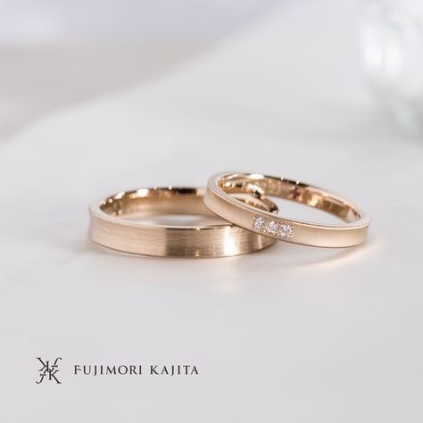 Moment wedding band design by Fujimori Kajita. Made out of 18k gold with matte finishing and diamonds set. Korean Wedding Band, Japanese Rings Engagement, Japanese Wedding Band, Japanese Engagement Ring, Korean Wedding Ring, Japanese Wedding Ring, Engagement Design, Diamond Rings With Price, Japanese Wedding