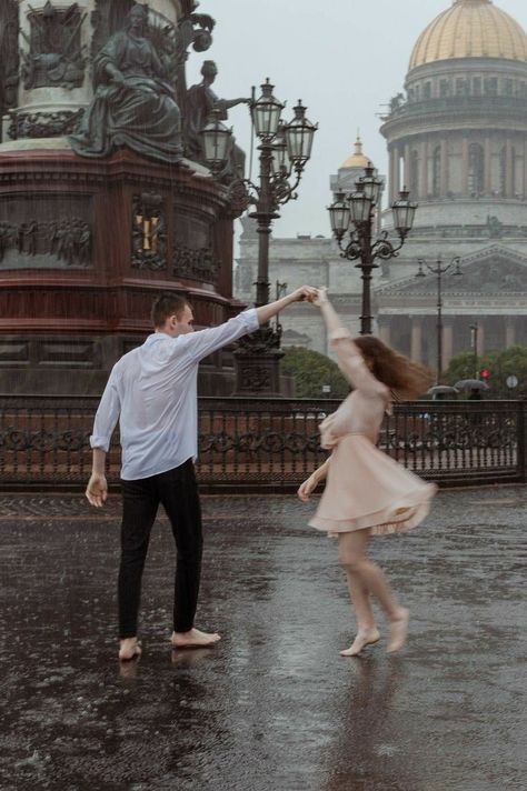 Couple In Rain Romantic Aesthetic, Couple Pose In Rain, Raining Couples Pictures, Interesting Wedding Photo Ideas, Couple Pictures In The Rain, Couple Dance Pictures Poses, Couple Dancing Photography Romantic, Couple Rain Photoshoot, Rainy Day Couple Aesthetic