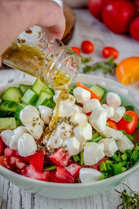 Best Salad Recipes Healthy, Salad Recipes Healthy, Tomato Mozzarella Salad, Tomato And Mozzarella, The Best Salad, Best Salad, Classic Salad, Mozzarella Salad, Cucumber Tomato Salad