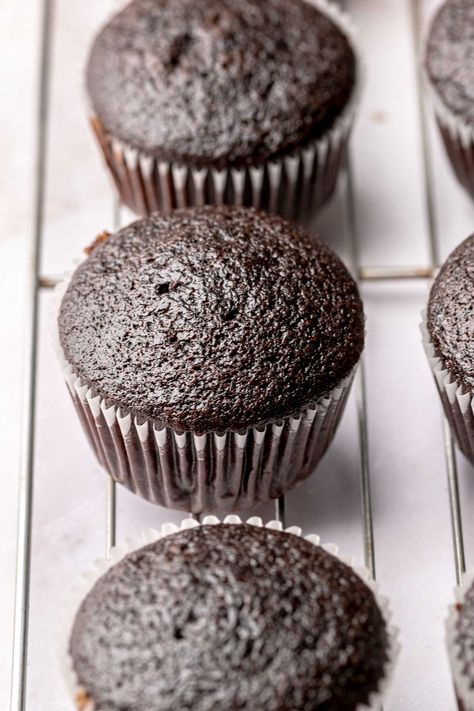 Chocolate Cupcakes No Buttermilk, Large Batch Chocolate Cupcakes, Chocolate Cupcake Recipe No Buttermilk, Triple Chocolate Cupcakes, Chocolate Cupcake Recipe Easy, Chocolate Cupcake Recipe Moist, Single Cupcake Recipe, Cupcakes Recipes Easy, Chocolate Cupcakes Recipes