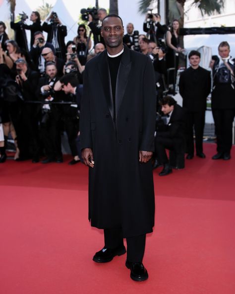 À l’occasion de la montée des marches du film « Emilia Pérez », Omar Sy tout en élégance, portait un costume en grain de poudre noir composé d’un manteau croisé avec un revers en satin, ainsi qu’un t-shirt en soie. Une tenue sur mesure signé AMI. Cannes 2024, Silk T Shirt, Social Media Manager, Cannes, Gq, Double Breasted, Porter, Grain, Satin