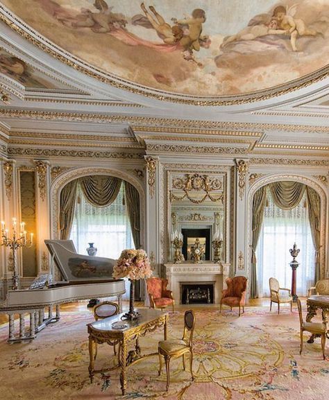 بيوت ملكية, Old Money House, Royal Room, Royal Bedroom, Drawing Room Decor, Palace Interior, Castle Aesthetic, Home Decor Aesthetic, Aesthetic Home Decor