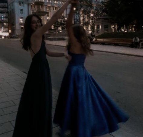 Prom Pics Poses, Fancy Dress Picture Ideas, Prom Best Friends, Night Prom Pictures, After Prom Aesthetic, Prom Friends Aesthetic, Cool Prom Poses, Prom Insta Pics, Prom Pics Aesthetic Friends