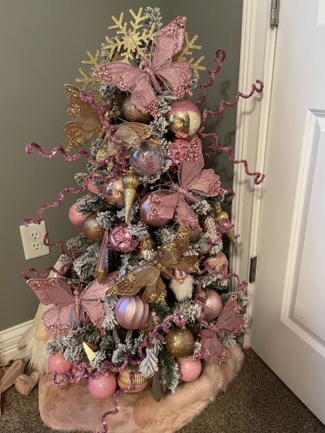 Blush And Gold Christmas Tree, Blush And Gold Christmas, Baby Christmas Tree, Baby Girl First Christmas, Pastel Christmas Decor, First Christmas Tree, Christmas Tree Decorating Themes, Pastel Christmas, Tree Themes