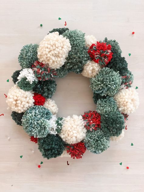 Pom Pom Christmas Wreath, Christmas Pom Pom Wreath, Diy Crochet Christmas, Christmas Wreath Supplies, Christmas Pom Pom Crafts, Pom Pom Christmas, Christmas Pom Pom, Pom Pom Wreath, Pom Pom Crafts