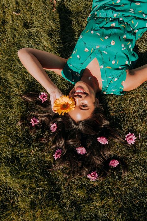 Flowers in Hair Unique Posing Ideas for Instagram - follow me here on Pinterest if you love spring photography, spring posing ideas, and spring style! Photo Poses In Flower Garden, Garden Posing Ideas, Cute Spring Photoshoot Ideas, Photography Theme Ideas, Garden Poses Instagram, Garden Pictures Poses, Pose Ideas For Women, Poses In Garden, Outdoor Shoot Ideas