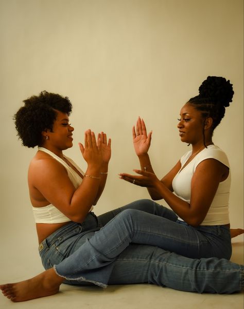 Twin Photo Shoot Ideas Sisters, Bestie Shoot Ideas, Black Friends Photoshoot, Sister Photoshoot Black Women, Best Friend Photoshoot Black Women, 4 Ppl Poses, Best Friend Pictures Photo Shoots Black, Black Sibling Photoshoot, Sister Sister Aesthetic