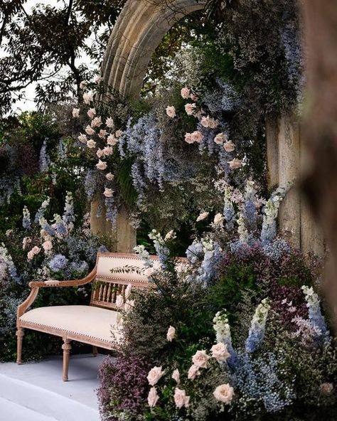 Garden Wedding Dais, Outdoor Day Wedding Decor, Walkway Wedding Decor, Day Weddings, Wedding Theme Outdoor, Morning Outdoor Wedding, Day Engagement Decor Outdoor, Konsep Wedding Outdoor, Decor Wedding Outdoor