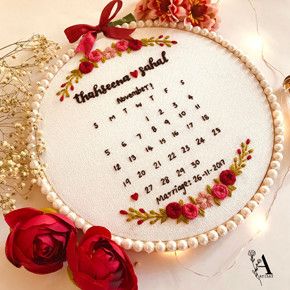 Best Wedding Anniversary Gifting Ideas Embroidery Loop For Wedding, Embroidery Hoop Art Wedding Gift, Embroidery Marriage Design, Marriage Date Embroidery Hoop, Embroidery Hoop Designs Free Pattern, Couple Embroidery Design Hoop, Embroidery Hoop Art Diy Wedding Gifts, Wedding Hoops Embroidery, Embroidery Anniversary Gift Ideas