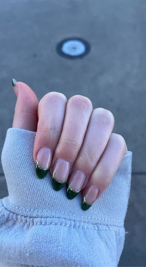 Dark Green Nails With Gold French Tip, Green And Gold Tips Nails, Green Homecoming Nail Ideas, French Tips Emerald Green, Dark Green Nails For Hoco, Cute Hoco Nails For Green Dress, Nail Inspiration Dark Green, Nail Ideas French Tip Green, Green French Nails With Gold