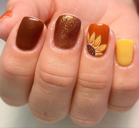 Yellow And Maroon Nails, Fall Nails Sunflowers, Fall Nails For Wedding, Thanksgiving Manicure Ideas, November Nail Ideas Gel, Thanksgiving Acrylic Nails, Fall Sunflower Nails, Sunflower Nail Ideas, Nail Designs For Fall