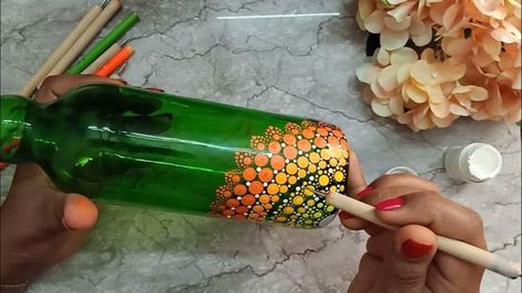 Mandala Art On Bottle For Beginners, Bottle Art Table Lamps, Mandala Dots On Bottles, Wine Bottle Dot Art, Wine Bottle Mandala Art, Mandala Art On Glass Bottle, Glass Bottles Painting Ideas, Dot Painting Bottles, Wine Bottle Painting Ideas Acrylic