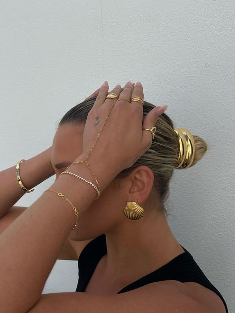 Gold Hand Jewelry Aesthetic, Bracelet To Ring Chain, Hand Chain Aesthetic, Aesthetic Gold Bracelets, Handchains Gold, Hand Accessories Aesthetic, Permanent Jewelry Photoshoot, Outfits With Gold Jewelry, Hand Chain Bracelet Gold