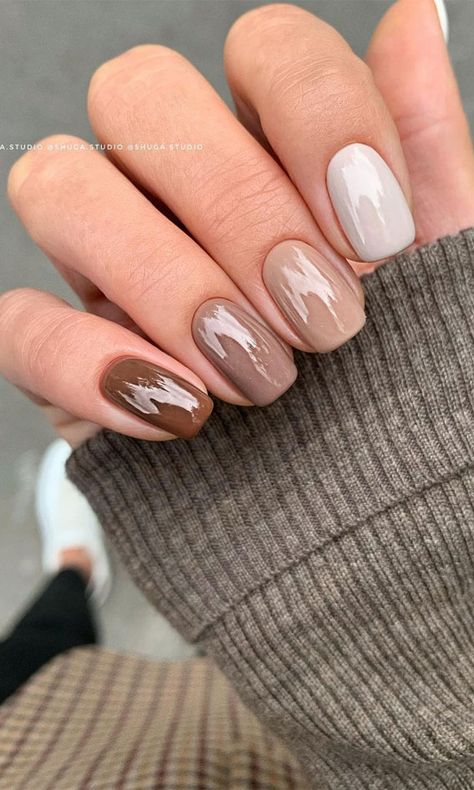 14. Fall Nail Colours We have a pretty gradient nail design for you. The nails feature fall neutral shades.  The colors are warm, stylish... Nagellack Trends, Fall Gel Nails, Cute Gel Nails, Neutral Nails, Classy Nails, Pretty Acrylic Nails, Chic Nails, Short Acrylic Nails, Nail Polishes