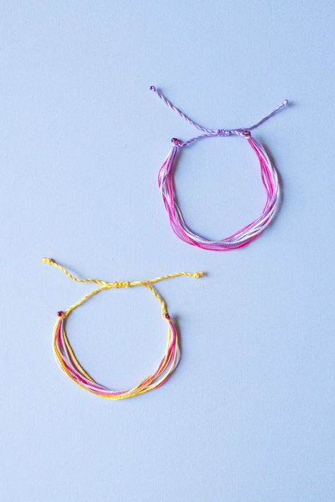 See how to create friendship bracelets using nothing more than cord. They are basic and easy to make, great for teens and tweens to make together or for handmade gifts! #friendshipbracelets #bracelet #jewelry #jewelrymaking #diybracelet #jewelrymakingtutorial #tweensandteens #handmadegifts #craftgossip How To Make Pura Vida Bracelets, How To Make String Bracelets Easy, How To Make Bracelets With String, How To Make String Bracelets, How To Make Friendship Bracelets, Pura Vida Bracelets Diy, Bracelets String, String Friendship Bracelets, String Bracelets