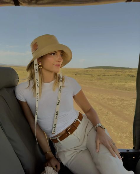 Elevate your safari experience with these elegant summer outfit ideas! Perfect for women traveling to South Africa, Tanzania, and Namibia, our guide features chic and comfortable clothing options that are ideal for the wild, just like this minimalist look with a white tee, white jeans and a Loewe hat. Safari Outfit Women, Africa Safari Clothes, South Africa Honeymoon, Elevated Outfits, Cass Dimicco, Africa Honeymoon, Cute Travel Outfits, Safari Outfit, Safari Outfits