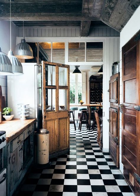 6 homes with black and white checkered floors - Home & Decor Singapore Checkered Floor Kitchen, Checkered Flooring, White Kitchen Floor, Beautiful Tile Floor, White Kitchen Tiles, Rustic Kitchen Cabinets, White Tile Floor, Bedroom Door Design, Black And White Tiles