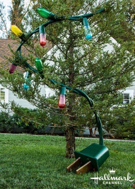 Diy Christmas Lights, Christmas Light Installation, Hanging Christmas Lights, Homemade Christmas Decorations, Christmas Yard Decorations, Christmas Decorations Diy Outdoor, Christmas Yard, Diy Decorating, Outdoor Christmas Lights