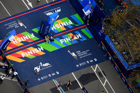 Marathon Design, Marathon Photo, Pole Banners, Midnight Runners, Sports Festival, Running Events, Nyc Marathon, City Marathon, Event Poster Design